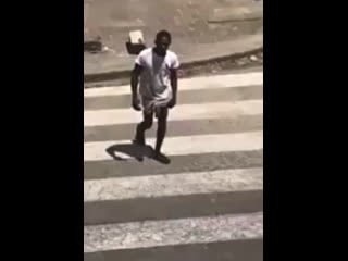 У него член до колен