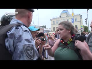 Фотограф вступилась за задержанного мужчину перед полицейским