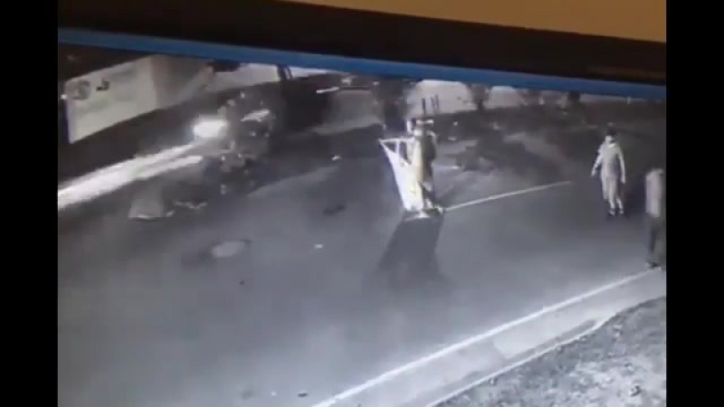 Парни пытались протестовать и перекрыли дорогу