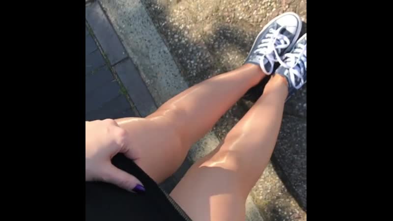 Блестящие колготки на стройных ножках