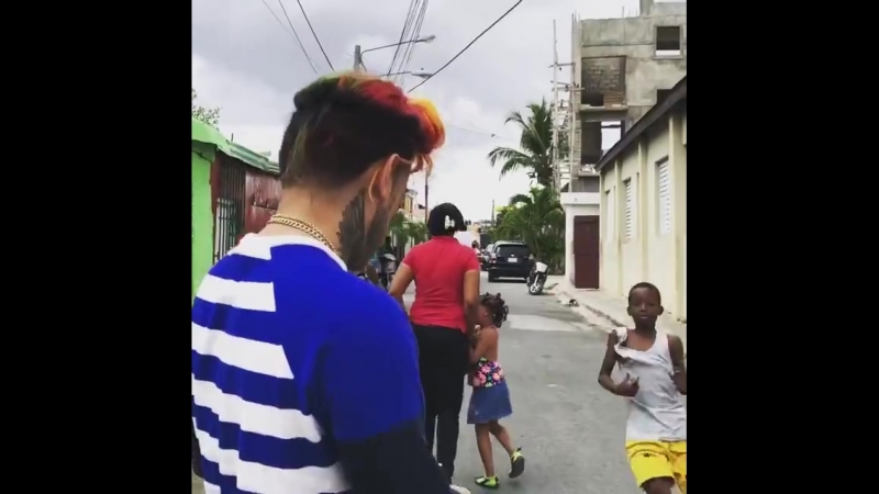 Tekashi (6ix9ine) раздаёт деньги малоимущим на доминикане