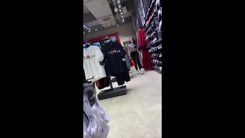 Продавец месяца (засветил сочную верблюжью лапку классная киска)