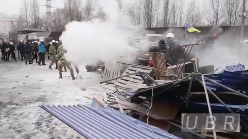 Как разбирали баррикады торговцев на харьковском рынке (23 12 2016)