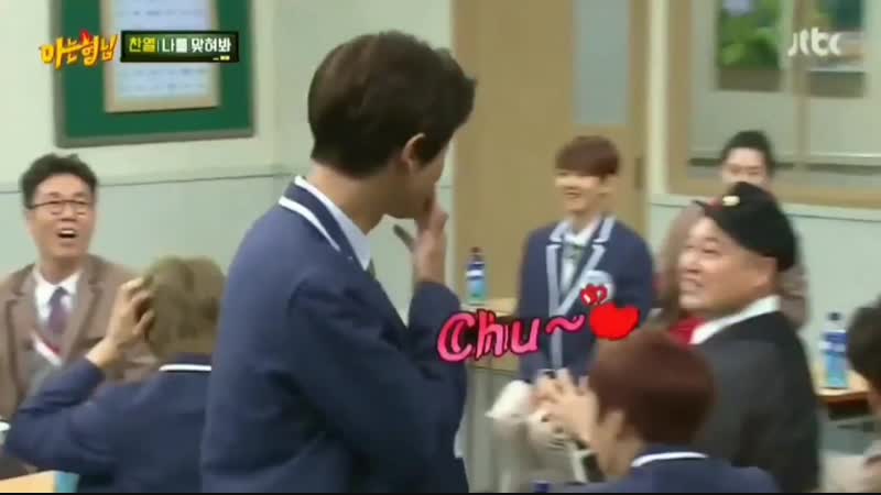 Oh my god did chanyeol just give baekhyun a flying kiss agdjskdjsjs im not even dreaming