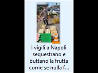 I vigili a napoli sequestrano e buttano la frutta come se nulla fosse, mentre