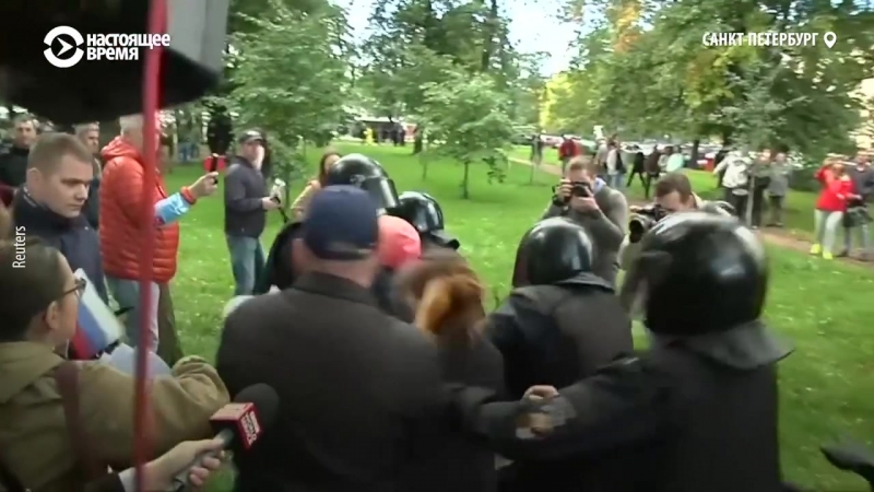 Протестующие отбили женщину у омона на митинге
