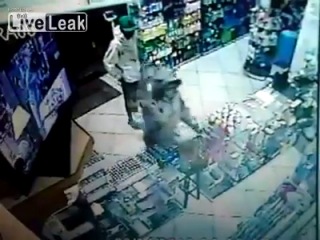 Молниеносный выстрел во время ограбления магазина