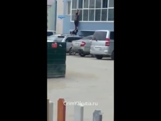 В якутске сняли девушку с балкона
