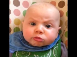 Bebê fazendo careta