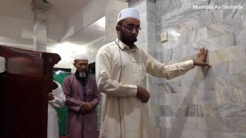 Имам продолжил молиться во время землетрясения