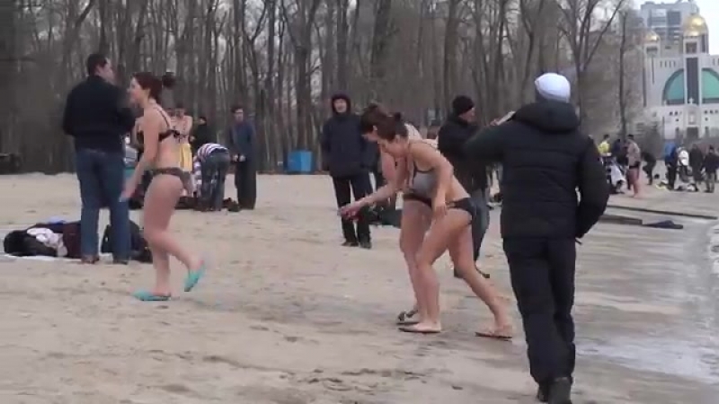 Ледяной porn video – Очень громкая компания красивых девушек, купается зимой в ледяной воде на крещение