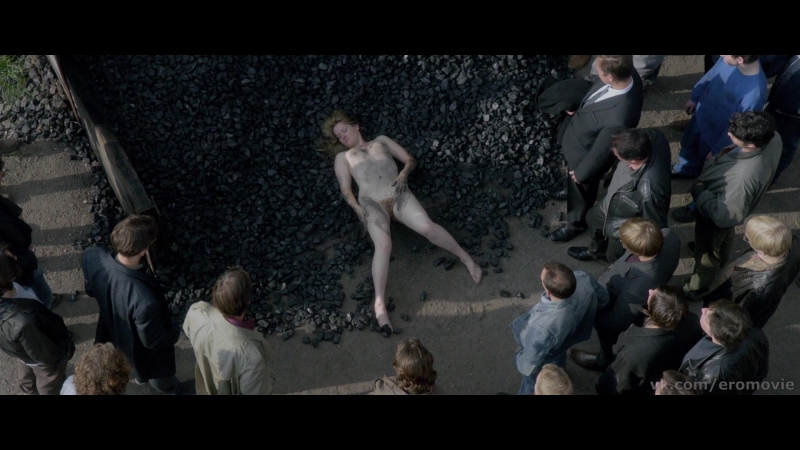 Голая красотка решила полежать на углях