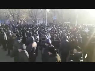 В караганде идет митинг тысячи казахов вышли с протестом 6 января 2019 / басе