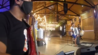 Lá fora tá chovendo / simplesmente assim / deixe estar