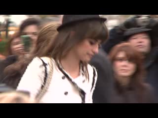 Penelope cruz asks new york to pucker up in support of world aids day 2008