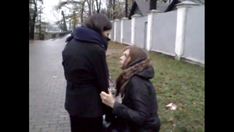 Схватила нае**я около семьи