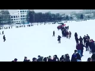 В екатеринбурге протестующие убежали на лёд