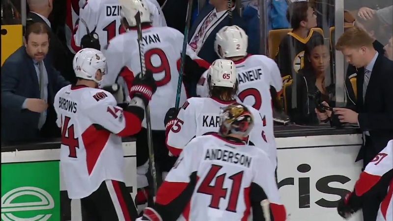 Bruins fans пытается отобрать клюшку у игрока ottawa senators после 3 ей игры ottawa senators boston bruins(18 04 2017 )