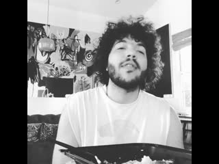 Публикация в «instagram» бенни бланко «this is me working on our song while eating breakfast that tastes like cardboard bc i’m