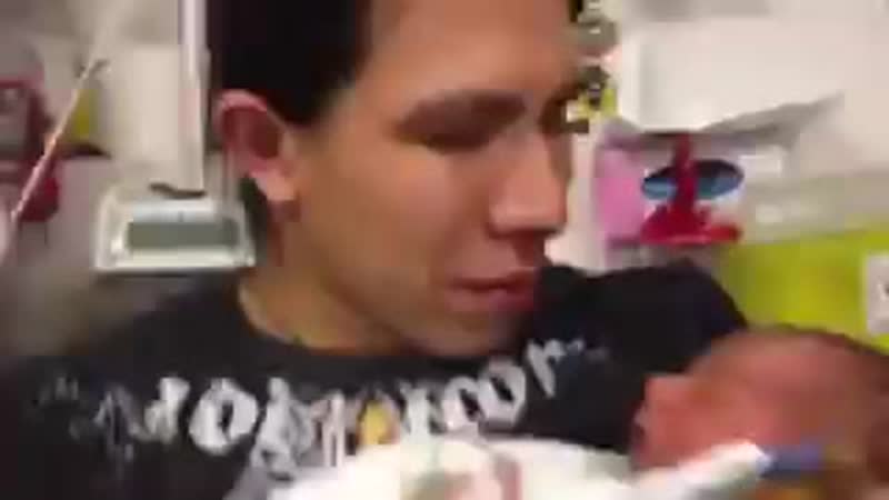 Первая встреча пап и их новорожденных детей (240p) mp4