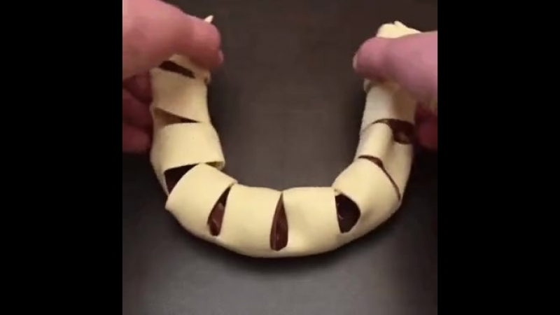 Слойки с бананом и нутеллой