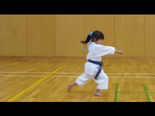 Mahiro(5 year old girl) practicing kihon for kyu exam 5歳の女の子、基本練習中