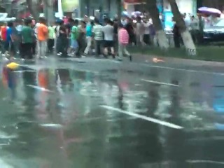 Молодые уйгура толпой китайцев в урумчи (2009 г)