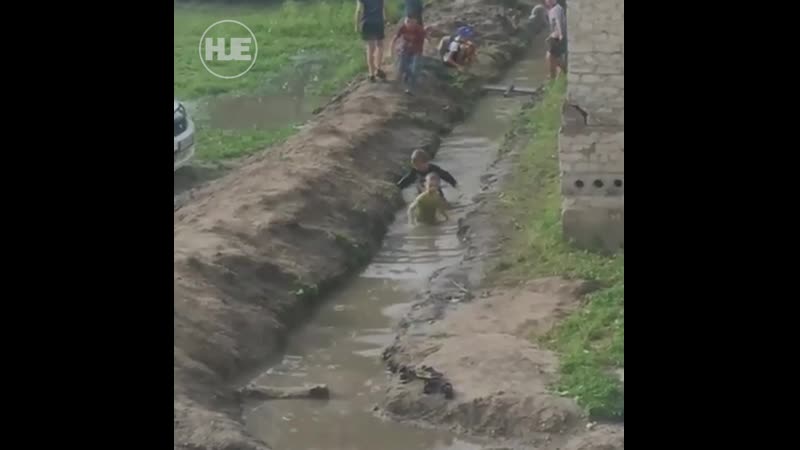 Молодые купаются в чудесной канаве с теплой водичкой цвета шоколада