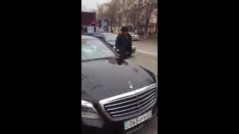 Девушка разбивает дорогую машину своего парня уличные драки ru