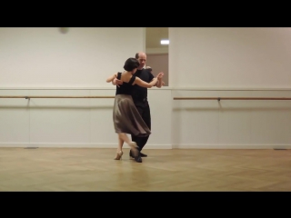 Entrada con gancho de la mujer y parada alta del hombre, entrada y gancho simultáneo