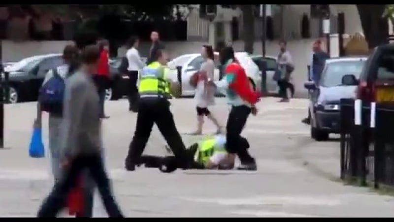 Как британские патрульные нарушителя задерживали