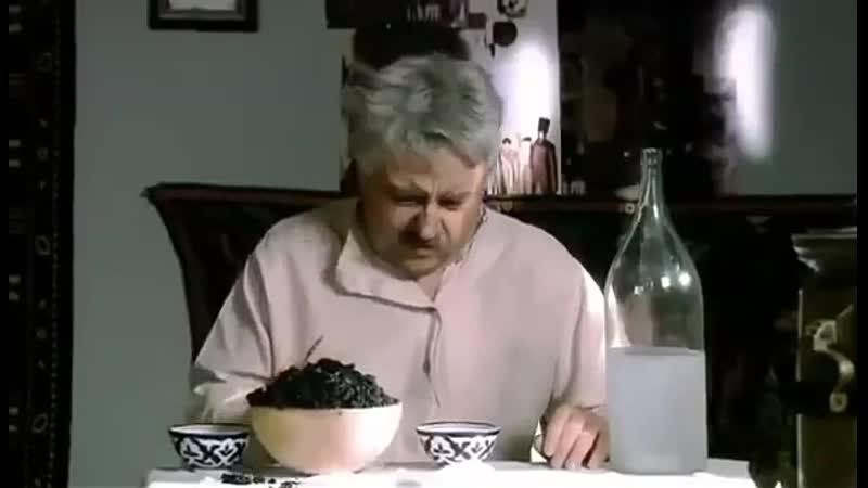 Не может кушать икру