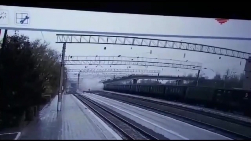 В приморье рухнул автомобильный мост прямо на железную дорогу