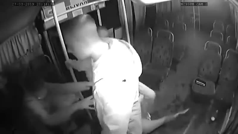 Драка в автобусе две девушки против двух пьяных пассажиров бийск конфликт в ав