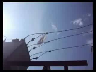 Мальчик и 10 киловольт держитесь за стул