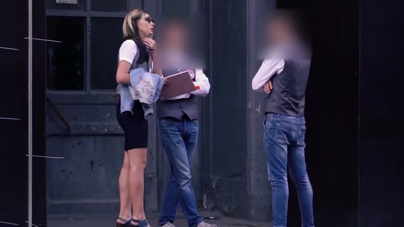 Пранк porn video – Пошлая училка пранк (реакция людей на девушку) соблазняет прохожих показывает попу грудь жопу сиськи тело голая озабоченная