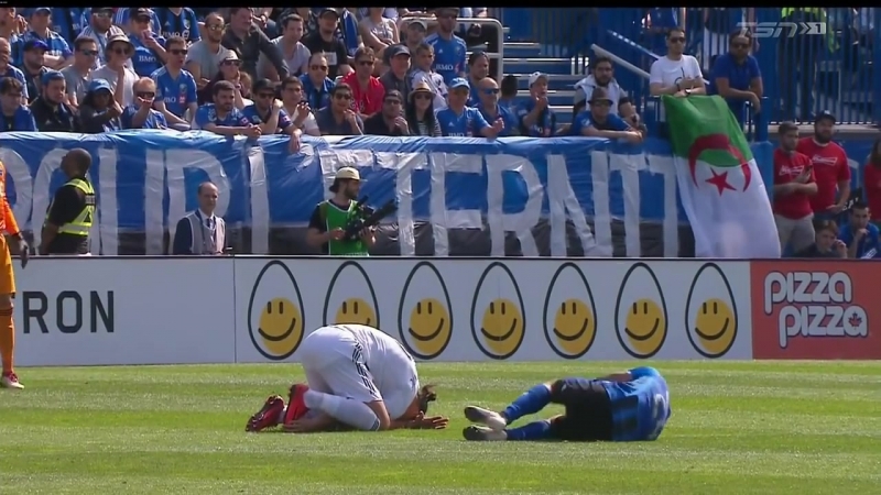 Златан получает красную, после просмотра видеоповтора