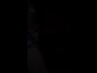 Юная девушка показывает свой орех