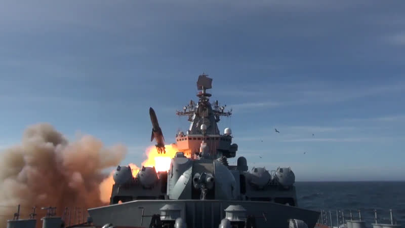 Пуски крылатых ракет гркр «варяг» и апрк «омск» в тихом океане