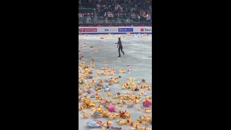 После выступления японского фигуриста зрители засыпали каток вини пухами