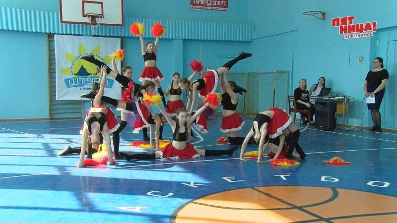 Девушки с помпонами