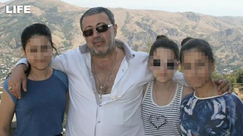 Отец бьёт одну из сестёр хачатурян кадры из их квартиры