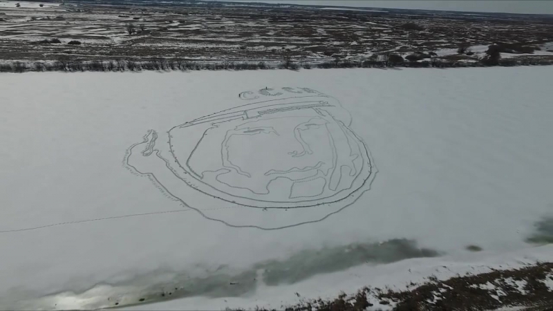Портрет юрия гагарина на льду озера в рязанской области