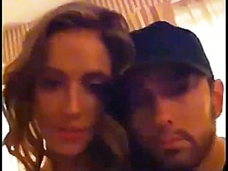 Eminem в комнате с моделью sarati