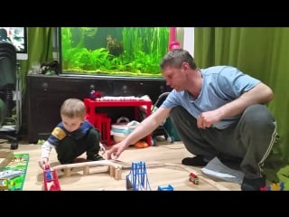 Play trains with dad, pelata junat isä, играем в паровозики с папой