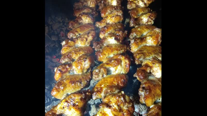 Порция усных крылышек и картошечки