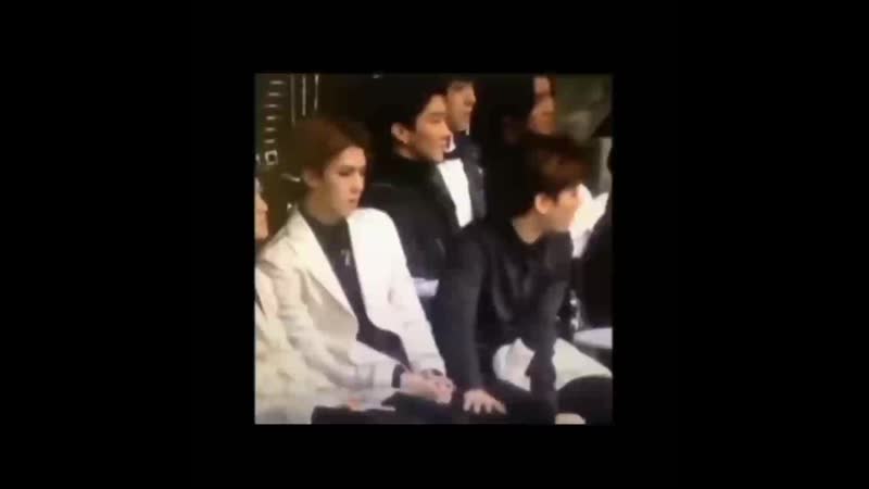 Бэкхен лапает сехуна