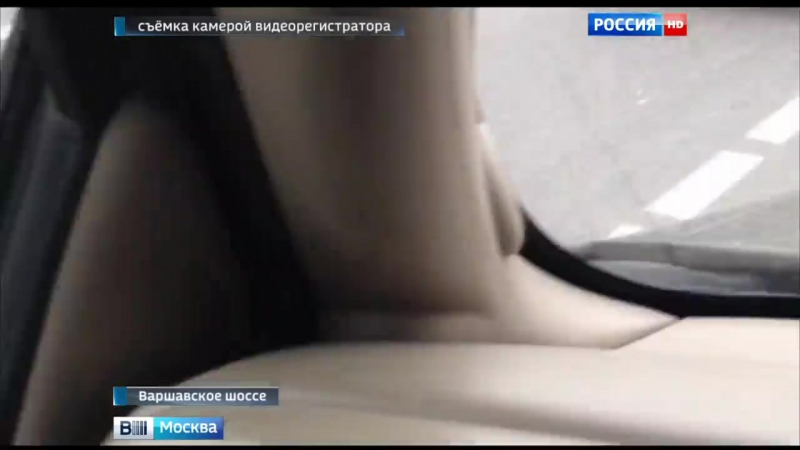 На варшавском шоссе грузовик рассыпал арматуру