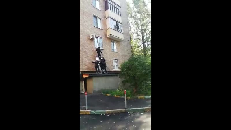 Вписка омон приехал на вписку открывай дверь, всем стоять работает омон, фейл