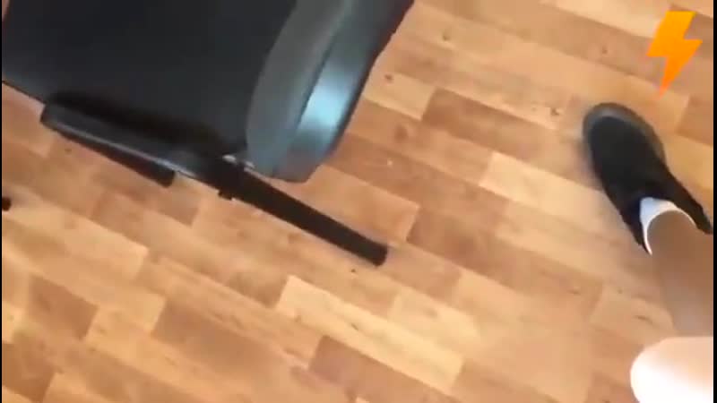 Директор школы в петрозаводске отчитала ученицу за короткую юбку "у тебя толстые ноги"